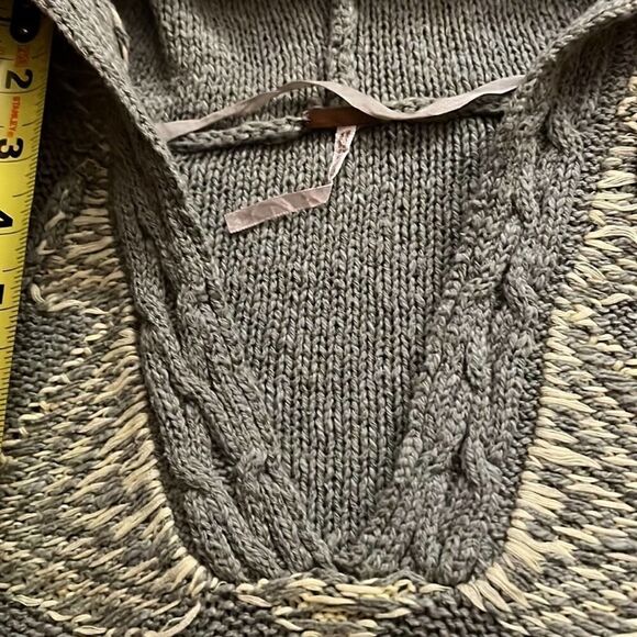 Free People gray knit hooded boho tunic w white details and cableknit trim. XS - Picture 7 of 10